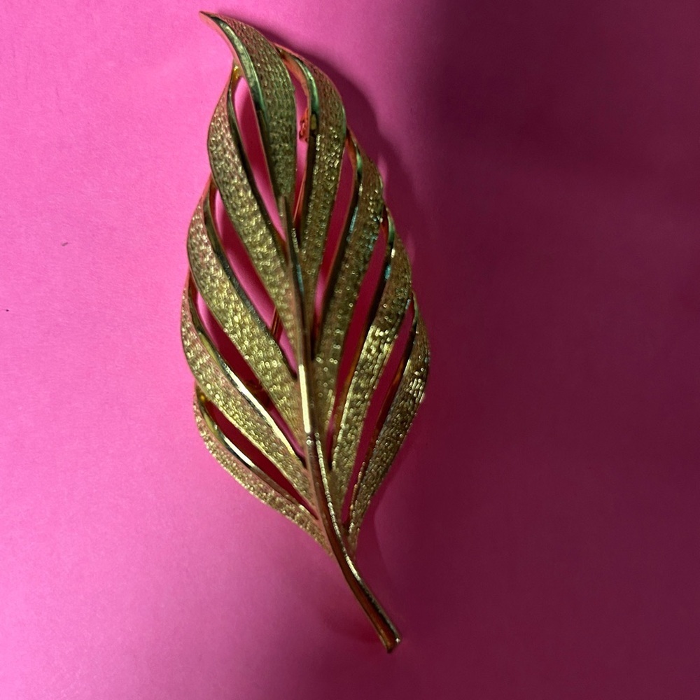 028 Vintage Gold Tone Brooch Lot – Leaf, Floral, Rhinestone & Abstract Designs - Picture 4 of 5